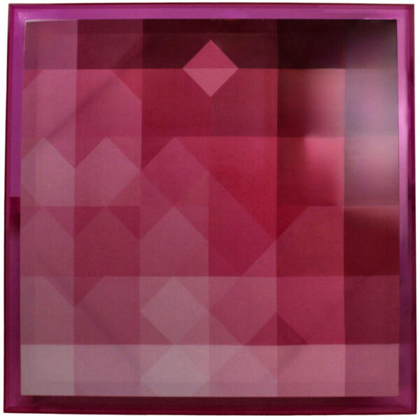 Das „Wandbild - Rosa (KW 1 2025)“ ist ein geometrisches Kunstwerk mit einem Raster aus Rosa- und Rottönen, mit überlappenden Quadraten und Dreiecken. Diese Formen erzeugen einen strukturierten Effekt, während eine zentrale Rautenform das abstrakte Design verstärkt.