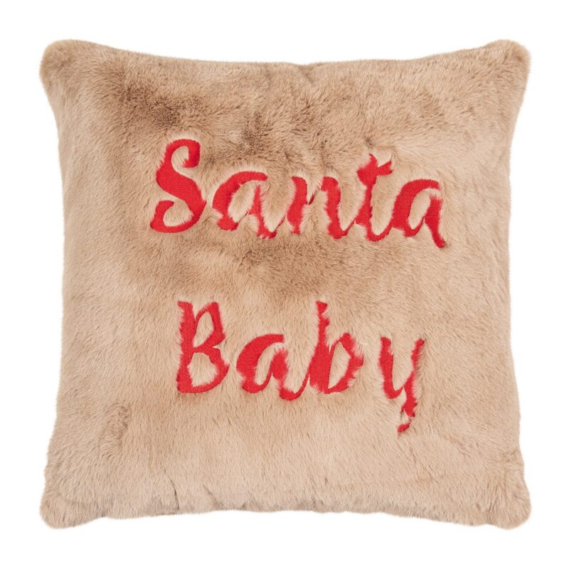 Ein quadratischer, beigefarbener Kissenbezug aus Kunstfell mit der Bezeichnung „Kissenbezug – Santa Baby“ zeigt den in fetten roten Buchstaben aufgestickten Satz „Santa Baby“.