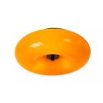 Die Deckenleuchte - Tino ist eine orangefarbene, runde Deckenleuchte mit glänzender Oberfläche und schwarzer Mittelhalterung. Ihre glatte, donutartige Form verleiht jedem Innenraum eine warme, moderne Note.