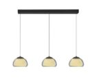 Die Pendelleuchte - Lux besteht aus drei modernen Pendelleuchten mit schwarzen Leuchten und mattierten, kuppelförmigen Glasschirmen, die in einer Reihe angeordnet sind. Sie hängen mit Schnüren an einer schwarzen, rechteckigen Deckenhalterung.
