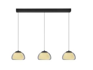 Die Pendelleuchte - Lux besteht aus drei modernen Pendelleuchten mit schwarzen Leuchten und mattierten, kuppelförmigen Glasschirmen, die in einer Reihe angeordnet sind. Sie hängen mit Schnüren an einer schwarzen, rechteckigen Deckenhalterung.