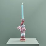 Kerzenhalter mit einem pinken Papagei und einem Elefant ebenfalls wie mit blau weiß gemusterten kugeln