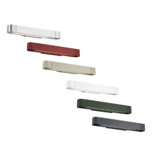 Sechs Wandleuchten - Lucy sind diagonal vor einem weißen Hintergrund angeordnet und in den Farben Silber, Rot, Beige, Weiß, Grün und Schwarz gehalten.