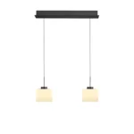 Die Pendelleuchte - Abby ist eine minimalistische Pendelleuchte mit zwei quadratischen Lichtern, die jeweils einen weißen Schirm haben. Sie hängen an dünnen schwarzen Kabeln vor weißem Hintergrund an einer rechteckigen schwarzen Deckenhalterung.