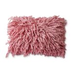 Das HK Living Kissen – Luxe Touch ist ein rechteckiges rosa Kissen mit einer zotteligen, nudelartigen Textur für ein verspieltes Design auf weißem Hintergrund.