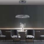 led ring Pendelleuchte über einem Tisch mit stühlen und schwarzen wänden