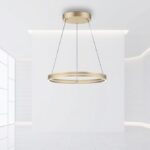 pendelleuchte in gold an dr decke in einem raum