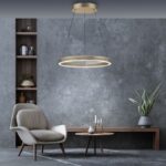 led ring pendelleuchte gold in einem Esszimmer mit Tisch und stühlen und einer grau gebürsteten wand