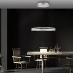 pendelleuhcte mit led ring in einem raum mit Esstisch und stühlen wände sind dunkle gehalten
