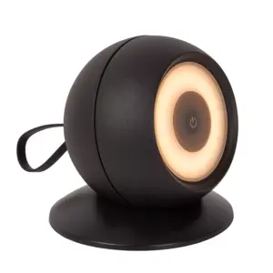 Die Wandleuchte In-Outdoor - Luna ist eine runde schwarze Lampe mit einem sanft leuchtenden, kreisförmigen Licht an der Vorderseite, einem Stromsymbol in der Mitte und einem seitlichen Griff, die alle auf einem flachen Sockel ruhen.