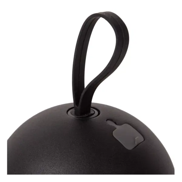 Eine Nahaufnahme der Wandleuchte In-Outdoor - Luna, ein schwarzes kugelförmiges Objekt mit einem flexiblen Bügelgriff oben und einem kleinen quadratischen Knopf daneben. Die Oberfläche ist glatt mit einem matten Finish.