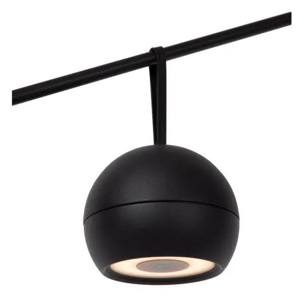 Die Wandleuchte In-Outdoor - Luna ist eine schwarze, kugelförmige Pendelleuchte, die elegant an einer dünnen horizontalen Stange vor einem weißen Hintergrund hängt und sanft von unten leuchtet, um ihr modernes und minimalistisches Design hervorzuheben.