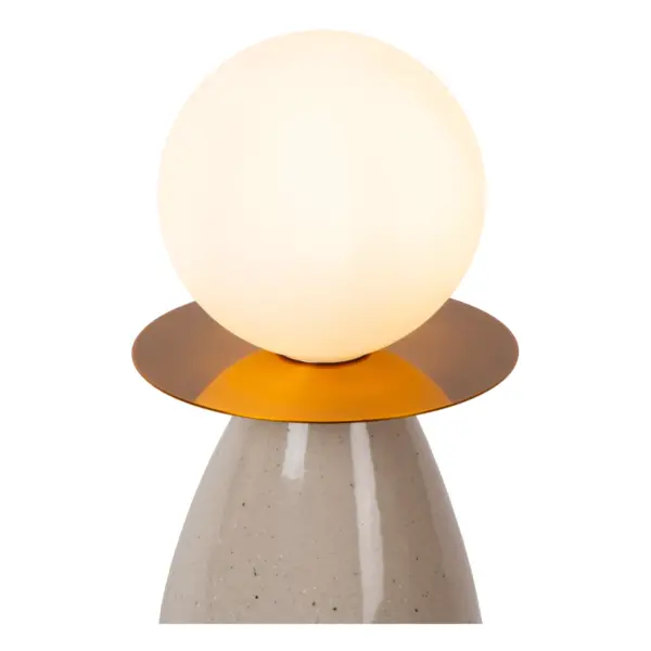 Die Tischleuchte - Figaro verfügt über ein modernes Design mit einer weißen Kugel auf einem konischen, gesprenkelten grauen Sockel und sitzt auf einer flachen, runden goldenen Oberfläche und verbindet Eleganz mit zeitgenössischem Stil.
