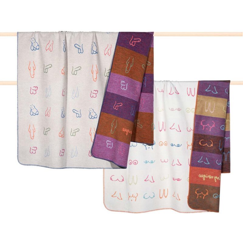 zwei bunte decken auf einem bild beide auf einer Stange aufgegangen