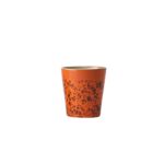 tasse orange mit braunen Spritzern drauf Hintergrund is weiß