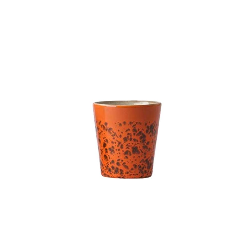 tasse orange mit braunen Spritzern drauf Hintergrund is weiß