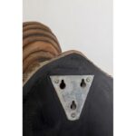 Befestigung einer leuchte wird von hinten gezeigt und diese wird mit drei schrauben befestigt und ist Silber
