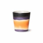 Kaffee becher in schwarz lila orange auf weißem Hintergrund
