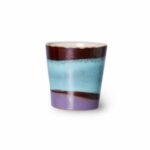 kaffebecher in blau lila und braun auf weißem Hintergrund