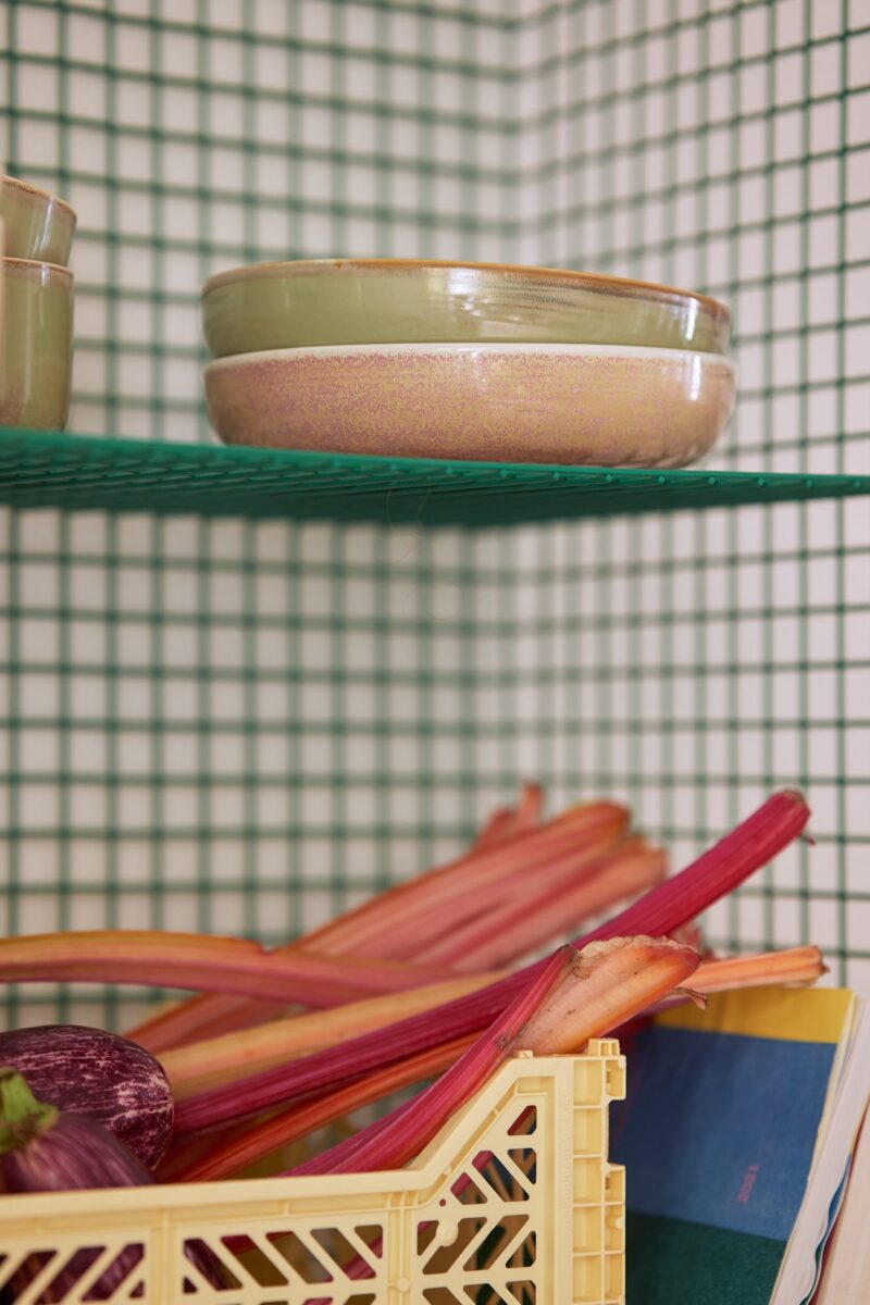 auf dem bild befindet sich eine schale auf karierten Hintergrund in der schale befindet sich nichts die schale ist in Natur tönen gehalten
