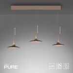 Die Pendelleuchte PURE Moon besteht aus drei verstellbaren runden Lichtern, die an einem rechteckigen Sockel hängen. Der graue Hintergrund zeigt LED- und Tronic-Symbole mit dem Text „Neuhaus PURE“.