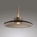 Die Pendelleuchte – PURE Moon ist eine schlichte, moderne Pendelleuchte mit einem breiten, flachen, runden Schirm in Metallic-Optik, der an einer dünnen Stange vor einem schlichten grauen Hintergrund hängt.
