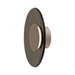 PURE Moon ist eine Wand- oder Deckenleuchte mit einer rauchgrauen runden Glasscheibe um eine zentrale weiße Lichtquelle und bietet eine moderne und minimalistische Ästhetik.