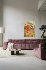 Ein modernes Wohnzimmer präsentiert ein malvenfarbenes Sofa auf einem strukturierten Teppich. Davor steht ein eleganter Couchtisch aus Holz mit einem kleinen Glas. Darüber hängt das auffällige „Wandbild – Spring Frolic“, während eine große Lampe und Sanke Eye-Dekor, flankiert von üppigen Pflanzen, für Charme sorgen.