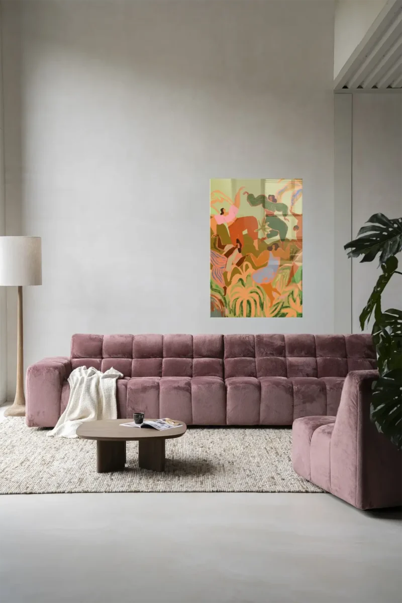 Ein modernes Wohnzimmer präsentiert ein malvenfarbenes Sofa auf einem strukturierten Teppich. Davor steht ein eleganter Couchtisch aus Holz mit einem kleinen Glas. Darüber hängt das auffällige „Wandbild – Spring Frolic“, während eine große Lampe und Sanke Eye-Dekor, flankiert von üppigen Pflanzen, für Charme sorgen.