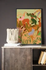 Das Wandbild „Spring Frolic“ mit dynamischen abstrakten Figuren ziert eine dunkle Wand über einem Holzschrank. Auf dem Schrank steht neben gestapelten Büchern eine glänzend weiße Vase, die mit ihrem Glanz die Aufmerksamkeit auf sich zieht.