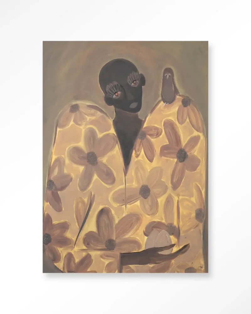 Gemälde einer Person mit dunkler Haut und markanten Wimpern, die einen Mantel mit großen gelben Blumen trägt. Ihre Augen sind geschlossen und auf ihrer Schulter sitzt ein Vogel vor einem weichen grauen Hintergrund.