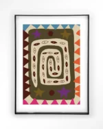 Das Wandbild - Snake Eye ist ein gerahmtes abstraktes Kunstwerk mit einem Spiralmuster aus stilisierten Augenformen in Erdtönen. Es enthält geometrische Elemente wie Dreiecke und Sterne in leuchtenden Lila-, Orange- und Rottönen auf einem beruhigenden beigen Hintergrund.